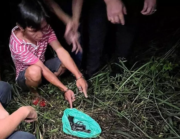 Nợ nần, dùng súng cướp ngân hàng ở Đồng Nai: Do làm ăn nợ nần nên Lê Huy Dũng (34 tuổi, quê Thanh Hóa; ngụ thị trấn Long Thành, huyện Long Thành, Đồng Nai) đã mua súng, đạn trên mạng xã hội. Ngày 8/9/2022, Dũng đi tới một ngân hàng ở cổng KCN Tam Phước, phường Tam Phước (TP Biên Hòa) cướp khoảng 800 triệu đồng rồi bỏ trốn. Đến 0h25 ngày 9/9, các các trinh sát ập vào bắt giữ Dũng tại căn nhà ở huyện Long Thành.