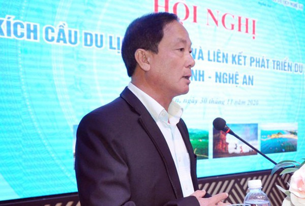 Giám đốc Sở Du lịch Bình Định chơi golf giữa lệnh cấm xuống làm chuyên viên: Ngày 10/9, ông Nguyễn Văn Dũng bị kỷ luật cảnh cáo và miễn nhiệm chức danh Giám đốc Sở Du lịch vì vi phạm quy định phòng chống dịch COVID-19. Ông Dũng hiện giờ là công chức, chuyên viên bình thường, do Sở Nội vụ quản lý.