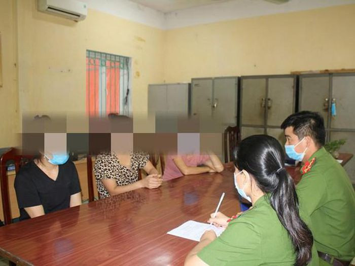 Bắt giam chủ nhà nghỉ "điều chân dài" bán dâm giữa mùa dịch: Ngày 11/9, Công an huyện Cao Phong, tỉnh Hòa Bình đã khởi tố bị can và bắt tạm giam Nguyễn Mạnh Cần (SN 1983) về tội Chứa mại dâm. Theo đó, Cần là chủ một nhà nghỉ trên địa bàn huyện Cao Phong có hành vi chưa chấp các cô gái để bán dâm giữa mùa dịch cho khách.