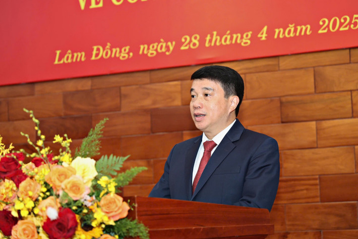 Ông Y Thanh Hà Niê Kđăm, sinh ngày 23/12/1973, là người dân tộc Ê-đê, quê quán tại xã Ea Pốk, huyện Cư M'gar, tỉnh Đắk Lắk. Ông có trình độ lý luận chính trị Cao cấp; trình độ chuyên môn Thạc sĩ Quản lý công.