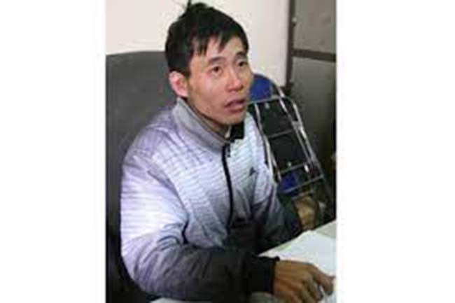 Trong lúc không xoay sở được tiền để trả nợ cho chị H cộng với nhiều việc khác cần tiền để giải quyết, hắn đã nảy sinh ý đồ giết chị H để cướp tài sản và xù luôn khoản nợ... Bởi hắn biết chị H có 2 chiếc nhẫn vàng thường đeo ở tay và chiếc xe máy. Tối 5/1, Giang vờ gọi điện cho chị H nói sang gặp mình ở cửa hàng bán quần áo để trả nợ nhằm thực hiện hành vi. Khi chị H đến cửa hàng của Giang, trong lúc ngồi nói chuyện, lợi dụng lúc chị H sơ hở, Giang dùng búa đập nhiều nhát vào đầu làm nạn nhân chết ngay tại chỗ. Sau khi lúc soát lấy được 2 chiếc nhẫn vàng, Giang lôi xác chị H vào gian bếp dùng dao sắc cắt thi thể nạn nhân ra.