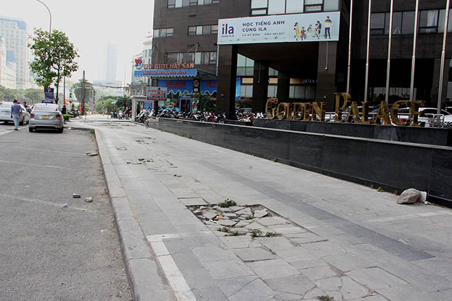 Đá lát vỉa hè trên nhiều tuyến phố Hà Nội bị vỡ nát, lởm khởm sau một thời gian đưa vào sử dụng.