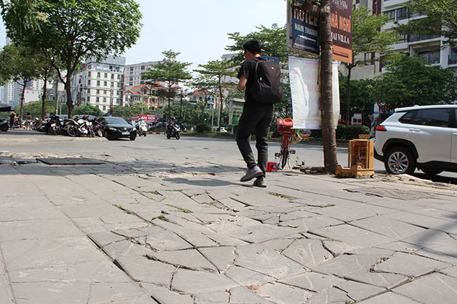 Ngoài phố Mễ Trì thì tình trạng đá vỉa hè trên phố Trung Kính cũng rơi vào cảnh tương tự.