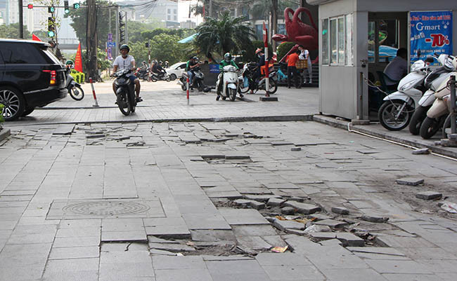 Qua ghi nhận của PV, hiện tại mặt đá vỉa hè trên nhiều tuyến phố như Mễ Trì, Trung Kính, Trần Duy Hưng, Trần Hữu Dực, Trịnh Văn Bô có dấu hiệu hư hỏng vỡ nát.