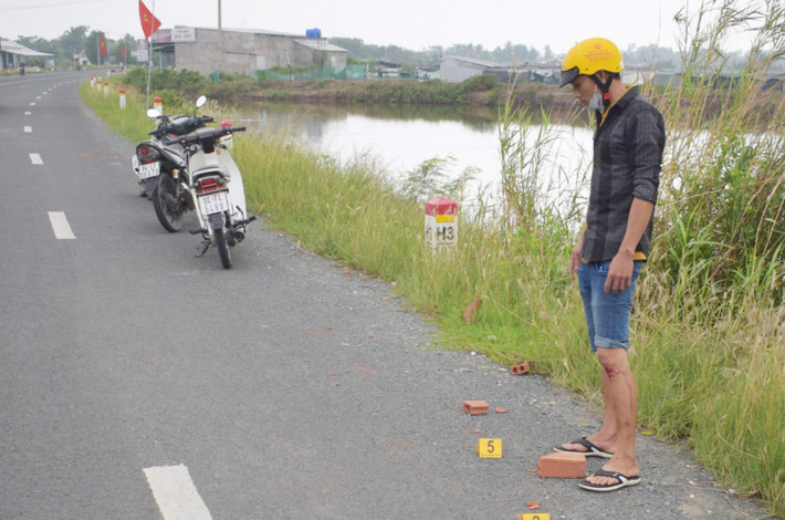 Con nợ hoang báo bị cướp 70 triệu đồng: Do nợ nần, Lê Minh Thống (SN 1990, ngụ Trà Vinh) đã hoang báo tin giả rằng bị cướp tiền, vàng và điện thoại, trị giá khoảng 70 triệu đồng xảy ra tại thị xã Duyên Hải (tỉnh Trà Vinh). Ngày 6/5, Thống đã bị xử lý về hành vi báo tin giả, không đúng sự thật đến cơ quan, tổ chức có thẩm quyền.