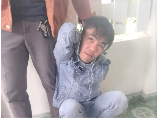Bắt nghi can cứa cổ người phụ nữ trong khách sạn: Chiều 6/5, Công an tỉnh Bình Phước thông tin, đã cử cán bộ ra tỉnh Quảng Trị để tiếp nhận đối tượng Nguyễn Trường Duy (35 tuổi, ngụ Đồng Nai). Nguyễn Trường Duy được xác định là nghi can trong vụ bà Nguyễn Thị Kh. (38 tuổi, ngụ Bình Phước) bị sát hại trong khách sạn ở tỉnh Bình Phước. Duy bị bắt giữ khi đang trốn ở tỉnh Quảng Trị.