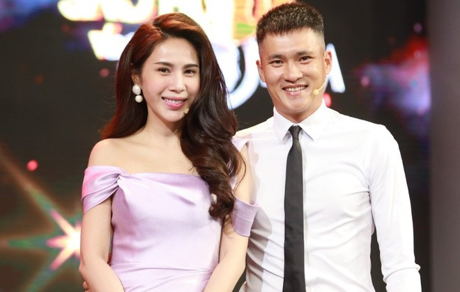 Kể từ sau livestream về việc Hoài Linh "ngâm" hơn 14 tỷ đồng tiền từ thiện, nhiều cái tên khác cũng được bà Phương Hằng gọi tên. Đầu tiên là vợ chồng Thủy Tiên - Công Vinh khi cặp đôi này được bà Phương Hằng nhắc tới nhiều nhất qua các buổi phát sóng trực tiếp, cho rằng cặp đôi ăn chặn tiền từ thiện, thậm chí còn chắc nịch con số trong tài khoản của Thủy Tiên cao gấp đôi số tiền mà cô công bố trước đó.