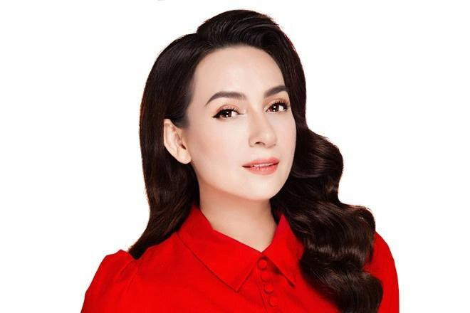 Vào đầu tháng 6/2021, bà Phương Hằng thẳng thừng gọi ca sĩ Phi Nhung là "Phi Phi" và cho rằng, cô ca sĩ là người đứng sau "kích hoạt" đội ngũ đánh sập các trang mạng, hội nhóm của bà Hằng để bảo vệ Hoài Linh. Ngoài ra, bà còn kể ra loạt quá khứ của nữ ca sĩ này. Vào giữa tháng 9, trong lúc ca sĩ Phi Nhung điều trị COVID-19, trên mạng xã hội lan truyền đoạn clip được cho là phát ngôn của bà Phương Hằng đã sử dụng nhiều từ ngữ nặng nề đối với nữ ca sĩ.