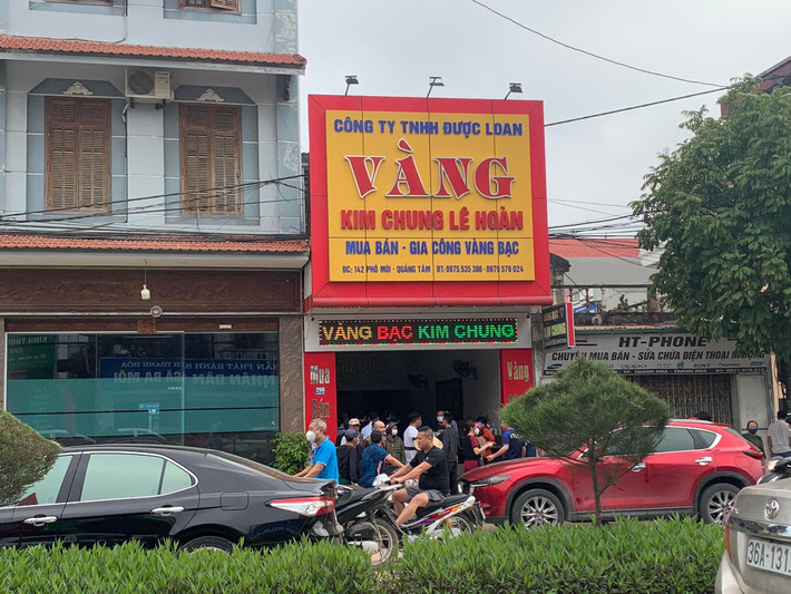 Ngày 25/3, thông tin từ UBND phường Quảng Tâm TP Thanh Hóa cho biết trên địa bàn vừa xảy ra vụ một thanh niên đến tiệm vàng tại ngã ba Môi (phường Quảng Tâm) dùng dao, súng khống chế chủ tiệm vàng.