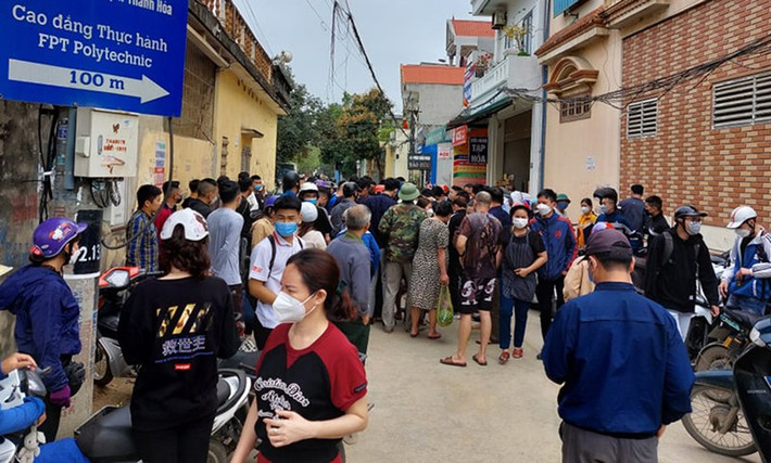 Theo UBND phường Quảng Tâm, nam thanh niên ngụ ở xã Quảng Minh (TP Sầm Sơn) lấy vợ là người địa phương ở phường Quảng Tâm, từng có tiền án tiền sự. Hiện vụ nam thanh niên mang súng nhựa vào cướp tiệm vàng ở Thanh Hoá đang được cơ quan chức năng điều tra, làm rõ.