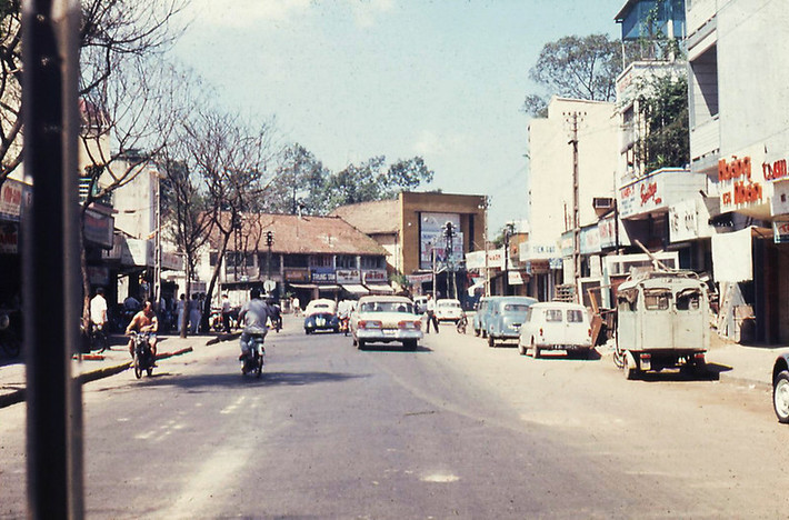 Bài học càng rõ nét hơn khi mẹ y vì quá bế tắc, dắt y đến tìm đứa con trai đầu của cô Quýt tên là Sang (nghe đâu rất khá giả) để cậy nhờ. Hai mẹ con cùng đi chân đất, đầu trần giữa buổi trưa Sài Gòn đầy nắng và bụi, đứng tần ngần trước cửa hàng tạp hoá bề thế của Sang. Anh ta thờ ơ theo kiểu con buôn, lạnh lùng nói: “Xin lỗi, tôi không có người bà con nào, nếu có hẳn mẹ tôi nói cho chúng tôi biết rồi!”. Bà Bưởi tủi thân bật khóc rồi dắt Nam Cam quay về. (Ảnh minh hoạ)