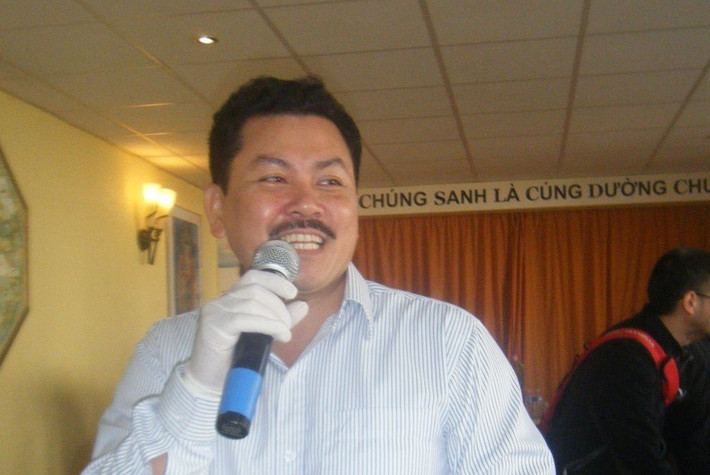 Cụ thể, tháng 3/2021 ông Võ Hoàng Yên bị bà Hằng tố lừa đảo đã gây sóng cộng đồng mạng. Trong livestream, bà Hằng cho rằng, một số nghệ sĩ Việt đã cấu kết với ông Võ Hoàng Yên để lừa đảo. Và nghệ sĩ Hoài Linh là người bị lôi vào cuộc đầu tiên liên quan đến vụ "ngâm" tiền từ thiện.