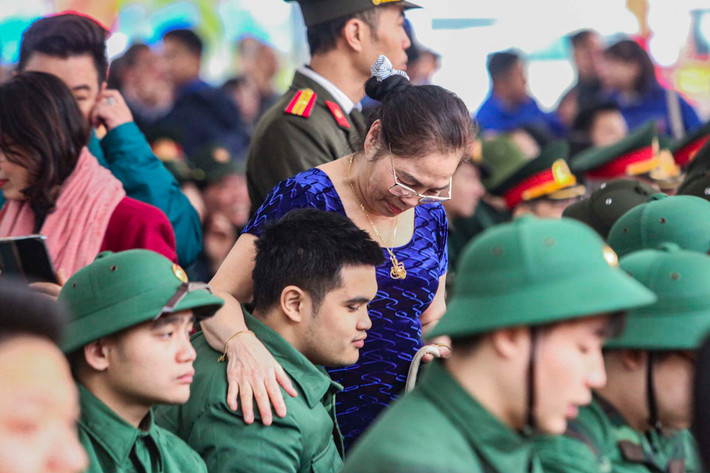 Một tân binh được người nhà dặn dò trước khi lên đường nhập ngũ.