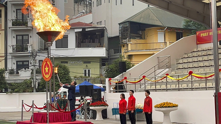 Bí thư Quận uỷ Đống Đa Đinh Trường Thọ thắp lửa truyền thống tại Lễ Giao, nhận quân quận Đống Đa năm 2025.