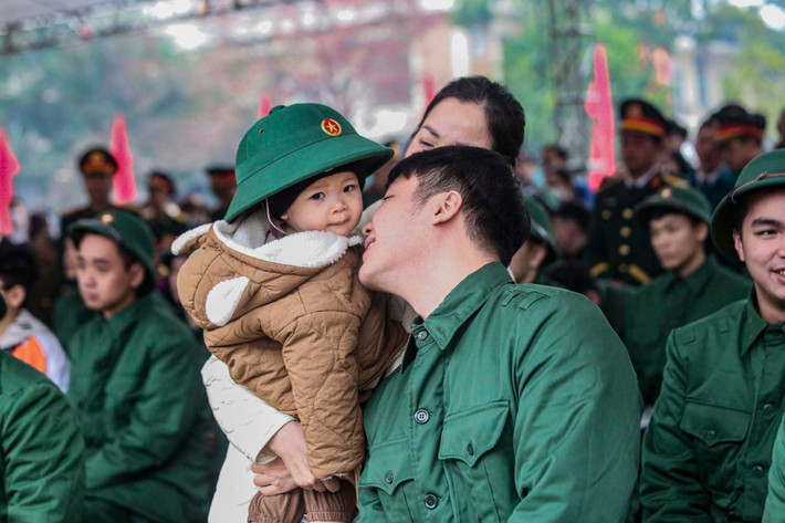 Dù thời tiết có mưa nhưng người nhân của các tân binh đã đến để tiễn con em của mình lên đường nhập ngũ.
