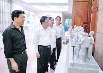 Sơn La chi 1.400 tỷ đồng xây quảng trường và tượng đài Hồ Chí Minh: Vào năm 2015, Đề án xây tượng đài Chủ tịch Hồ Chí Minh với đồng bào các dân tộc Tây Bắc cùng quảng trường trung tâm thành phố Sơn La được HĐND tỉnh thông qua với kinh phí đầu tư 1.400 tỷ đồng. Quần thể được xây dựng trên diện tích khoảng 20 ha gồm các hạng mục: nhóm tượng đài Hồ Chủ tịch (cao 5-8 m); quảng trường có sức chứa 20.000 người. Ngoài ra còn có đền thờ Hồ Chủ tịch; đài tưởng niệm các anh hùng liệt sĩ; bảo tàng tổng hợp... gần trục giao thông chính như phường Tô Hiệu, Chiềng Cơi, Quyết Thắng.