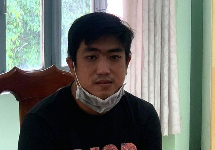Đối tượng chém lìa tay người đàn ông ra đầu thú ở Bình Dương: Ngay sau khi Công an phát thông báo truy tìm đối tượng dùng mã tấu chém lìa bàn tay ông Vũ Đức Kiêm (49 tuổi, trú TP Thủ Dầu Một) xảy ra ngày 29/8. Ngày 30/8, Công an TP Thủ Dầu Một cho biết, nghi phạm Trần Hoàng Huynh (27 tuổi, quê Cà Mau) đã ra đầu thú.