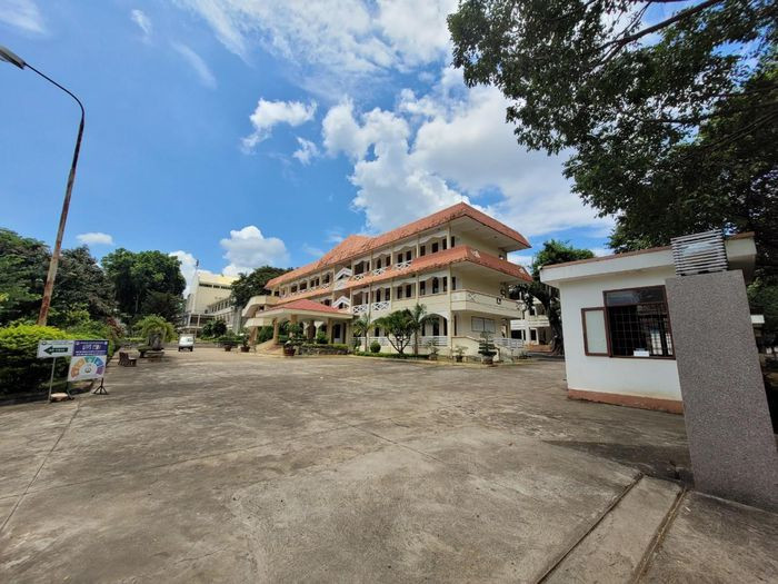 Hiệu trưởng và cấp dưới lập khống chứng từ, "đút túi" hơn 1,8 tỷ đồng: Vài ngày trước khi nghỉ hưu, ông Nguyễn Trọng Hòa Hiệu trưởng Trường Cao đẳng Sư phạm Đắk Lắk và ông Trần Văn Khương phụ trách Kế toán đã lập khống 20 chứng từ "đút túi" hơn 1,8 tỷ đồng. Ngày 30/8, Công an tỉnh Đắk Lắk cho biết, đang điều tra, làm rõ.