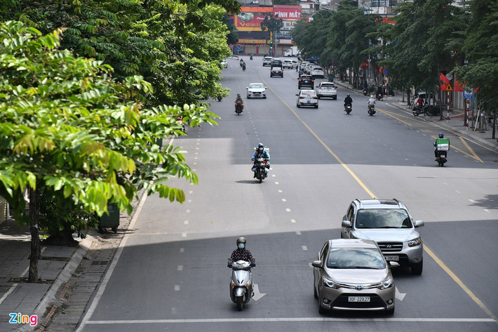9h, một số tuyến phố bắt đầu vắng dần do người dân đã tới nơi làm việc. Hình ảnh trên phố Xã Đàn, quận Đống Đa.
