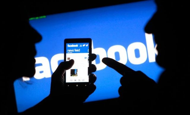 Đăng tin trên Facebook vu khống công an: Bà Hoàng Thị Phương (36 tuổi, ở Thừa Thiên Huế) đã đăng thông tin sai sự thật, vu khống, xúc phạm uy tín của cơ quan, tổ chức. Bà Phương chia sẻ nội dung kèm lời lẽ bôi nhọ, lăng mạ lực lượng công an ở tỉnh này. Ngày 5/4, Công an huyện Thừa Thiên Huế phạt bà Phương 5 triệu đồng.