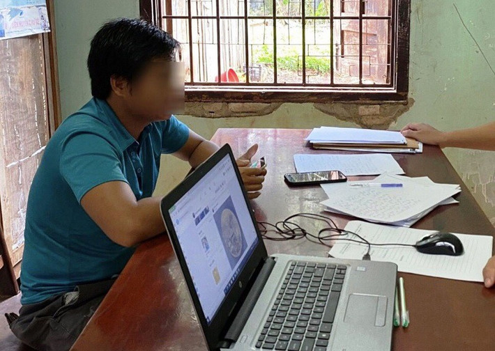 Đăng sai sự thật lên Facebook, bị phạt 7,5 triệu đồng: Anh N.A.D (trú ở Gia Lai) đăng tải các bài viết có nội dung sai sự thật, hình ảnh bôi nhọ, xúc phạm đến uy tín, danh dự của các của một số lãnh đạo, công an ở tỉnh Gia Lai… Ngày 9/10/2020 Sở Thông tin và Truyền thông tỉnh này đã xử phạt anh D. 7,5 triệu đồng.