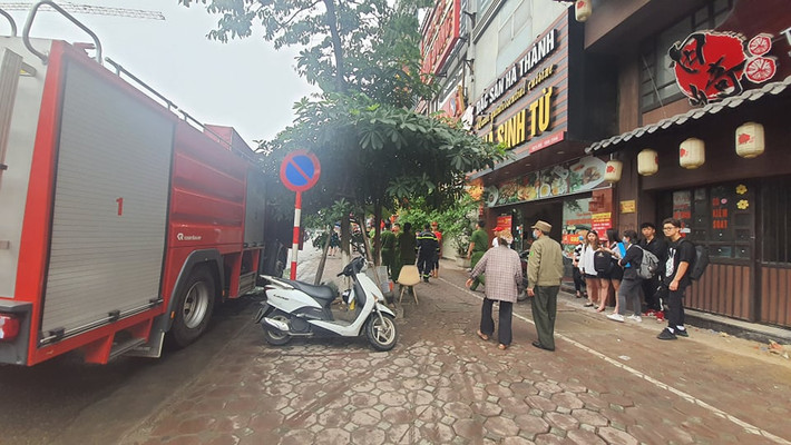 Theo thông tin ban đầu, vụ cháy quán bún chả Sinh Từ xảy ra vào khoảng 8h10 ngày 15/4 tại khu phía sau quán bún chả Sinh Từ số 48 đường Trần Thái Tông (Dịch Vọng Hậu, Cầu Giấy, Hà Nội).