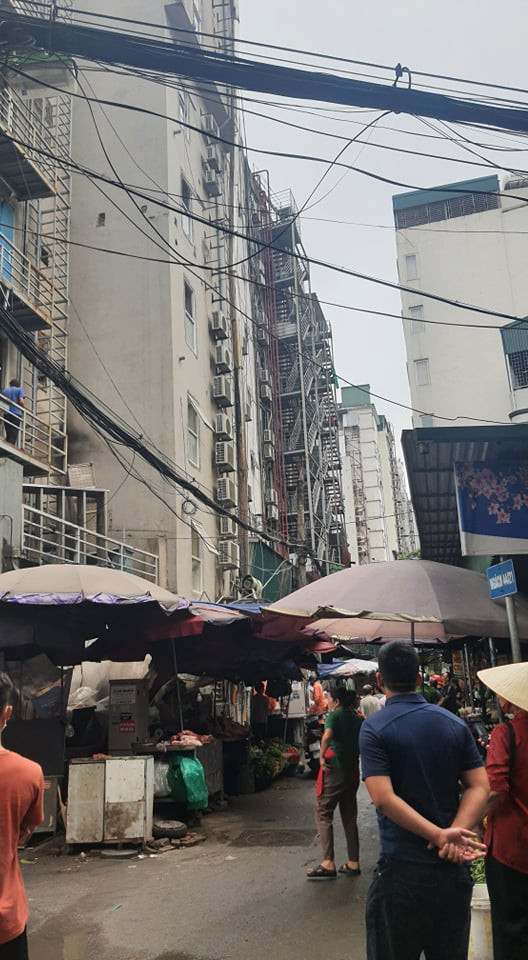 Cụ thể, theo người dân vào khoảng thời gian trên tại quán này khi các nhân viên đang nấu ăn thì nhiệt độ cao cộng với dầu mỡ trong ống hút khí dẫn đến cháy.