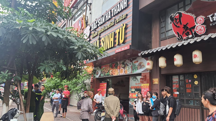 Sau đó, các nhân viên quán này đã gọi cho cảnh sát PCCC.