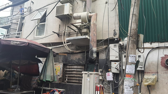 Các nhân viên của quán dùng bình cứu hỏa và nước nỗ lực tự dập lửa nhưng bất thành.