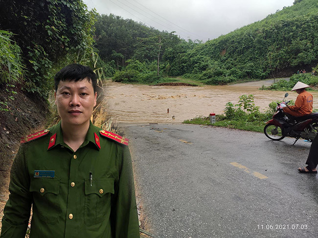 Không chần chừ suy nghĩ, đại úy Hào nhanh chóng cởi áo quân phục, vội vàng lao mình xuống dòng nước xiết để cứu người. Do nạn nhân đuối sức, buông xuôi, đại uý Hoàng Ngọc Hào phải rất vất vả mới tiếp cận được nạn nhân, vật lộn trong dòng lũ suốt 15 phút mới đưa được nạn nhân vào bờ an toàn.