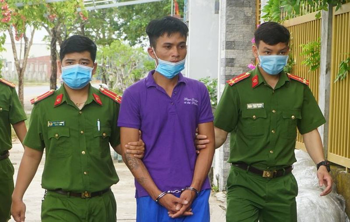 "Thụt" két sắt, cuỗm tài sản gần 200 triệu đồng ở cửa hàng nước giải khát: Phá két sắt trộm tài sản gần 200 triệu đồng ở cửa hàng đại lý nước giải khát thuộc xã Bình Nguyên (huyện Thăng Bình, Quảng Nam) Trần Ngọc Thương (SN 1995, ở Quảng Nam) bỏ trốn ở nhiều nơi Sau 2 tuần lẩn trốn, Thương bị cảnh sát "sờ gáy" khi đang ở một phòng trọ tại Quảng Ngãi. Ngày 11/6, Công an huyện Thăng Bình cho biết đang điều tra, làm rõ vụ việc.