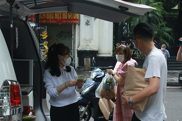 Sáng 11/6, theo ghi nhận của PV Báo Tri Thức và Cuộc Sống, tại khách sạn 33-35 Hàng Dầu (phường Hàng Bạc, quận Hoàn Kiếm, Hà Nội) với "chiếc xe thồ" quen thuộc của mình, ông Đoàn Ngọc Hải đã bán hàng trăm quả dứa, dưa gang, bắp ngô để ủng hộ cho người nghèo.