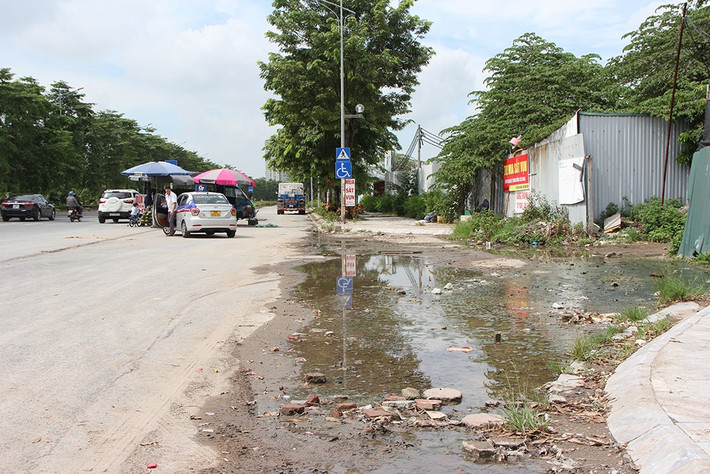 Khu vực bị đọng nước rất dễ gây nguy hiểm cho người tham gia giao thông.