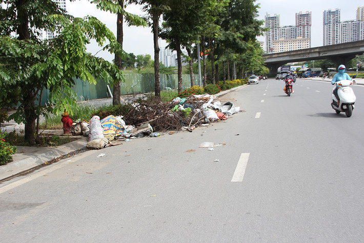 Theo ghi nhận, con đường dài 2,5 km nhưng có đến hàng chục bãi rác tự phát tràn xuống lòng đường gây cản trở người tham gia giao thông và làm mất mỹ quan đô thị của Hà Nội.