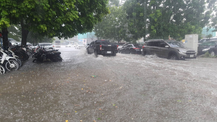 Mưa lớn cục bộ nên nhiều phương tiện tham giam giao thông gặp khó khăn.
