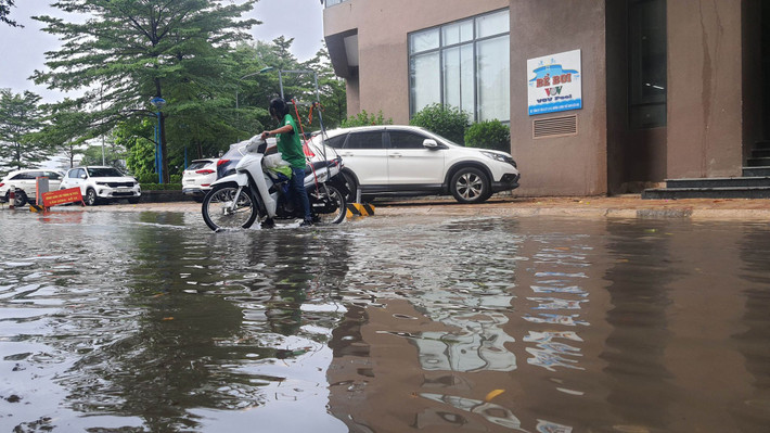 Khu vực đường Lương Thế Vinh khu VOV ngập nặng sau mưa.