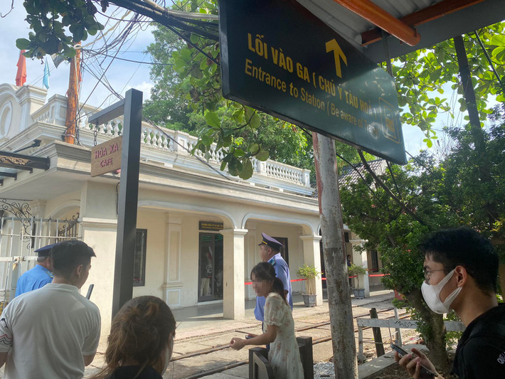 "Vậy nên, Tổng công ty muốn làm có một điểm đến chính quy để khách đến tham quan và được đảm bảo an toàn tuyệt đối. Tổng Công ty cũng đã xây dựng quy định, quy chế đối với hành khách khi đến đó và có bảo vệ canh gác để không cho phép hành khách sang các khu vực có thể ảnh hưởng đến an toàn chạy tàu", đại diện Tổng Công ty đường sắt Việt Nam cho biết.