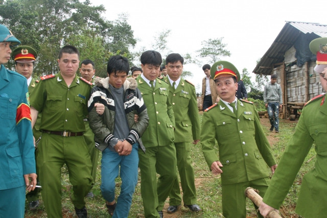 Việc Tin đột ngột rời khỏi địa phương trong thời điểm nhạy cảm khiến cơ quan công an lập tức điều tra đối tượng này. Tiến hành đối chiếu dấu vân tay thu thập được tại hiện trường, cơ quan chức năng nhận thấy trùng khớp với dữ liệu của Nguyễn Văn Tin. Công an tỉnh Lạng Sơn lập tức trao đổi thông tin với nước bạn để phối hợp, hỗ trợ quá trình vây bắt. Sau gần 1 tháng, Nguyễn Văn Tin bị Công an Trung Quốc khống chế, bắt giữ khi đang lẩn trốn tại Quảng Tây. Tối ngày 24/3, Công an Trung Quốc đã tiến hành bàn giao đối tượng cho Công an tỉnh Lạng Sơn để tiếp tục đấu tranh, làm rõ.
