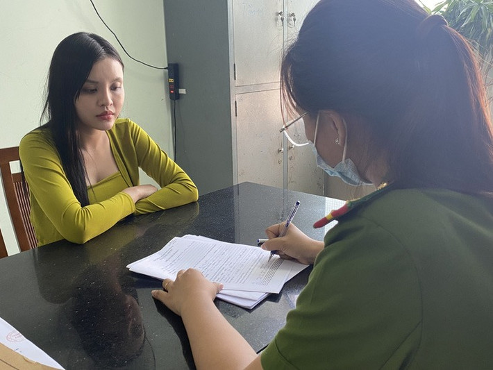 'Tú bà' tiếp viên hàng không Vỏ Thị Mỷ Hạnh môi giới mại dâm: Ngày 18/8/2023, Công an TP.HCM đã ra quyết định khởi tố bị can, thi hành lệnh bắt bị can để tạm giam đối với Vỏ Thị Mỷ Hạnh (26 tuổi, ngụ quận Gò Vấp) về tội môi giới mại dâm. Hạnh xây dựng hình tượng cô gái trẻ thành đạt trên mạng xã hội, với hơn 300.000 lượt theo dõi trên các nền tảng mạng xã hội, thường xuyên phơi bày, phô trương cuộc sống sang chảnh, check-in, du lịch tại những nơi nổi tiếng, mua sắm đồ hiệu đắt tiền nhằm chiêu dụ các cô gái trẻ lười lao động, hám lợi và lôi kéo họ tham gia đường dây mại dâm do mình điều hành.