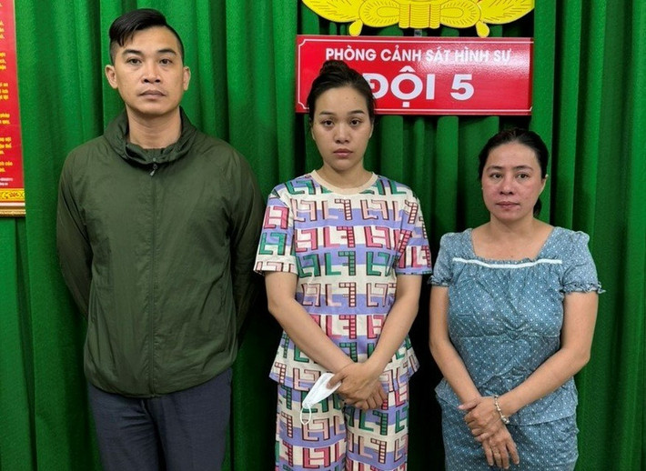 Cơ trưởng hãng hàng không điều hành đường dây mại dâm: Ngày 31/12/2023, Công an TP.HCM đã tạm giữ hình sự Nguyễn Trần Cao Nguyên (41 tuổi, là phi công - cơ trưởng hàng không), Nguyễn Thị Ly (41 tuổi) và Huỳnh Lê Bảo Yến (29 tuổi) về hành vi chứa mại dâm. Công an xác định Ly và Nguyên là quản lý, phục vụ ăn uống, gái bán dâm tại chỗ với giá từ hàng chục triệu đồng đến vài nghìn đô. Ly liên kết với Võ Thị Minh Thùy tìm gái bán dâm để ăn chia và kêu Huỳnh Lê Bảo Yến giúp sức. Ngoài chứa chấp, Ly cũng môi giới mại dâm cho các đại gia qua một số người nổi tiếng tại địa bàn Hà Nội, TP HCM, Quảng Nam,...