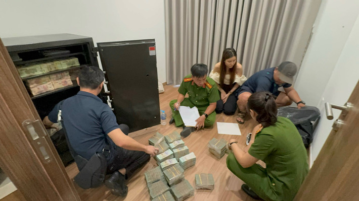 Đường dây mại dâm ‘khủng’ do người nước ngoài điều hành, thu lợi bất chính 44 tỷ đồng: Ngày 17/12/2023, Công an TP HCM bất ngờ tiến hành kiểm tra Nhà hàng Fortune tại quận 5. Công an đã xác định: Từ tháng 2/2023 đến tháng 12/2023, chủ nhà hàng (Zhang Lei) đã thu lợi bất chính từ hoạt động môi giới mại dâm tại nhà hàng khoảng 44 tỷ đồng. Khi khám xét tại nhà riêng của Zhang Lei, CSHS đã phát hiện đối tượng đang cất giữ một lượng lớn tiền mặt- hơn 21,5 tỷ đồng.
