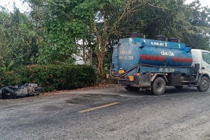 Xe bồn va chạm xe máy, 2 người tử vong: Chiều 5/1, anh Ngô Bá Quyết (SN 1995, ngụ huyện Hồng Dân, tỉnh Bạc Liêu) điều khiển xe bồn chở xăng, dầu khi đến huyện Hòa Bình xảy ra va chạm với xe máy do anh Lâm Sơn Quốc (SN 1955) điều khiển lưu thông theo chiều ngược lại. Lúc này anh Quốc chở phía sau bà H.T.T (SN 1972) và cháu N.N.T.N (SN 2020, cùng ngụ huyện Hòa Bình). Hậu quả bà T. và cháu N. tử vong tại chỗ.