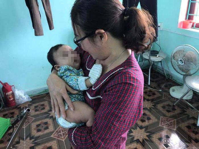 Bé gái 3 tháng tuổi bị bỏ rơi tại gốc cây: Chiều 6/1, UBND phường Quảng Thọ, thị xã Ba Đồn, tỉnh Quảng Bình cho biết một tài xế taxi vừa phát hiện cháu bé bị bỏ rơi ở một gốc cây tại địa phương này. Cháu bé đang được chăm sóc, theo dõi sức khỏe tại trạm y tế phường. Cháu bé này khoảng 3 tháng tuổi, mang áo len, quần xanh sọc trắng, được quấn trong chăn mỏng màu hồng.