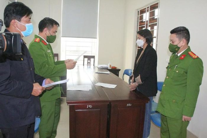 Làm giả tin nhắn "đã chuyển tiền" để chiếm đoạt tiền tỷ: Với chiêu thức làm giả hình ảnh chụp màn hình chuyển tiền chơi bát phường qua tài khoản Internet Banking, Đào Thị Duyên (34 tuổi, trú TP Vinh, Nghệ An) đã chiếm đoạt hàng tỷ đồng. Ngày 6/1, Công an tỉnh Nghệ An cho biết đã khởi tố bị can, bắt tạm giam Duyên để điều tra, làm rõ.