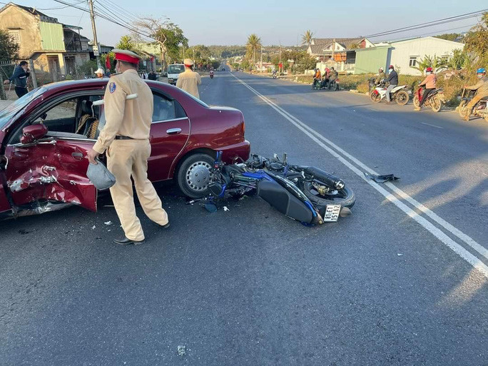 Tông ô tô chuyển hướng sang đường, thanh niên tử vong: Khoảng 6h30 ngày 17/2, anh Nguyễn Phan H.L. (SN 1997, trú xã Đắk Jơ Ta, huyện Mang Yang, tỉnh Gia Lai) điều khiển xe máy đến địa phận thôn Châu Khê, Đắk Yă, huyện Mang Yang, xe máy anh L. đã tông vào ô tô do tài xế Văn Thanh Liêm (SN 1980 trú Đak Yă, huyện Mang Yang) điều khiển lưu thông hướng cùng chiều phía trước, đang chuyển hướng sang đường khiến anh L. tử vong tại chỗ.