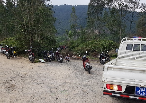 Người phụ nữ tử vong khi đi móc đót: Sáng 17/2, bà Bùi Thị Quý (SN 1957) cùng chị dâu là bà Phạm Thị Lành, cùng trú phường Đậu Liêu, thị xã Hồng Lĩnh, tỉnh Hà Tĩnh) rủ nhau đi móc đót (một loại cây dùng làm chổi quét nhà) trên dãy núi Hồng Lĩnh. Khi đang mải móc đót, bà Quý không may bị rơi xuống chân núi. Sau khi phát hiện sự việc, bà Lành lần xuống chân núi, nơi bà Quý rơi xuống thì phát hiện em dâu đã tử vong.
