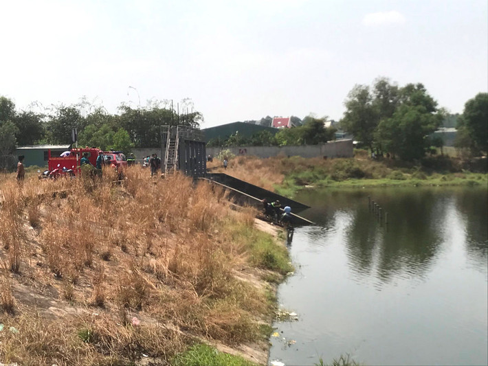 Hai chị em tử vong thương tâm trưa mùng 6 Tết: Khoảng 10h ngày 17/2 (mùng 6 Tết), tại hồ Phú Tân, phường Phú Tân, TP. Thủ Dầu Một, tỉnh Bình Dương. Tại đây, 3 em nhỏ không may bị trượt chân ngã xuống nước, trong đó một bé gái 13 tuổi bơi được lên bờ. Riêng hai chị em là bé L.T.K.B và L.H.N.H bị chìm xuống nước tử vong.