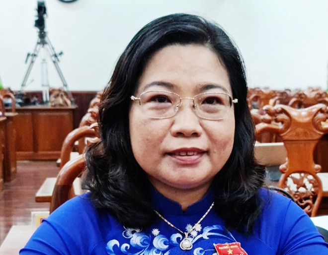 Bà Hồ Thị Cẩm Đào, 49 tuổi, quê ở xã Vĩnh Lợi, huyện Thạnh Trị, Sóc Trăng, có trình độ thạc sĩ Quản lý công, cử nhân ngành Hành chính, cao cấp Lý luận chính trị.