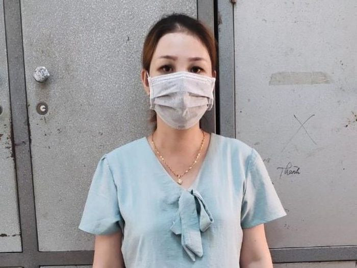 'Nổ' có thể chạy án để lừa chiếm đoạt tài sản: Biết được con trai bà Trần Thị T. (ngụ xã Cẩm Lĩnh, huyện Cẩm Xuyên, Hà Tĩnh) đang bị tạm giam, Nguyễn Thị Hoa (SN 1987, ngụ xã Cẩm Nhượng, huyện Cẩm Xuyên) đã nổ rằng mình có mối quan hệ thân thiết với công an, tòa án và có thể chạy án, rồi chiếm đoạt hơn 100 triệu đồng của nạn nhân. Ngày 24/4, Hoa bị Công an huyện Cẩm Xuyên khởi tố để điều tra.