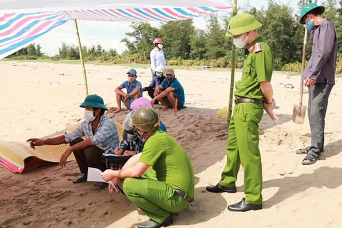 Người phụ nữ tử vong trên biển với vết cắt ở cổ: Sáng 24/6, một người dân tá hỏa khi phát hiện bà L.T.S. (59 tuổi, trú xã Đan Trường, Nghi Xuân, Hà Tĩnh) nổi lên cách bờ biển thuộc xã Xuân Hội khoảng 20m. Thi thể người phụ nữ xấu số được đưa lên bờ thì phát hiện ở cổ nạn nhân có một vết cắt ngang dài khoảng 10cm. Cơ quan chức năng cũng phát hiện chiếc xe đạp của nạn nhân trên bờ biển cách đó khoảng 1,5km về phía xã Xuân Hội.
